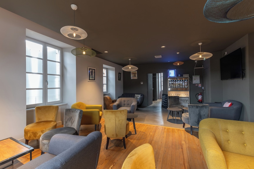 Appartement Dans Un Hôtel 'Chatus' Avec Wi-fi Et Climatisation - Ardèche