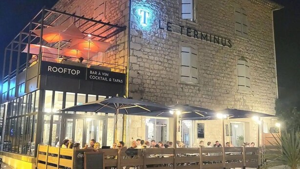 A building with a sign reading 'LE TERMINUS' and 'ROOFTOP' indicating a bar and restaurant. - Apartment In A Hotel 'Chatus' with Wi-Fi and Air Conditioning (Ruoms)