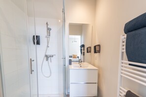 Shower, hair dryer, towels