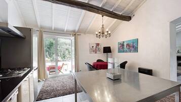 Kylskåp, mikrovågsugn, ugn och spishäll