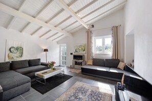 Una sala de estar moderna con un sofá, una mesa de centro y una chimenea.