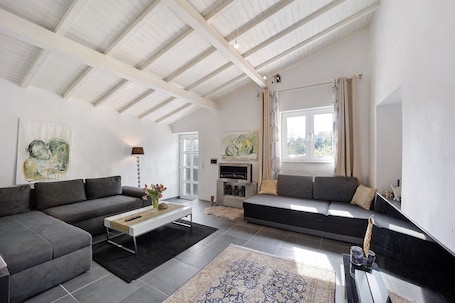 TV. Holiday Home 'Paradies Ligurien' with Mountain View, Shared Pool and Wi-Fi