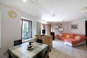 TV - Apartment 'Casa Elisa' with Mountain View, Balcony and Wi-Fi (Doues)
