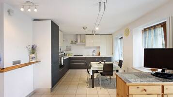 KĂŒhlschrank, Mikrowelle, Ofen, Herdplatte