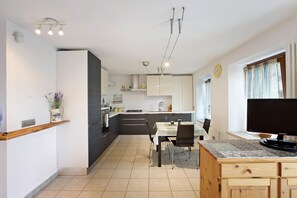 Geladeira, micro-ondas, fogão, cooktop