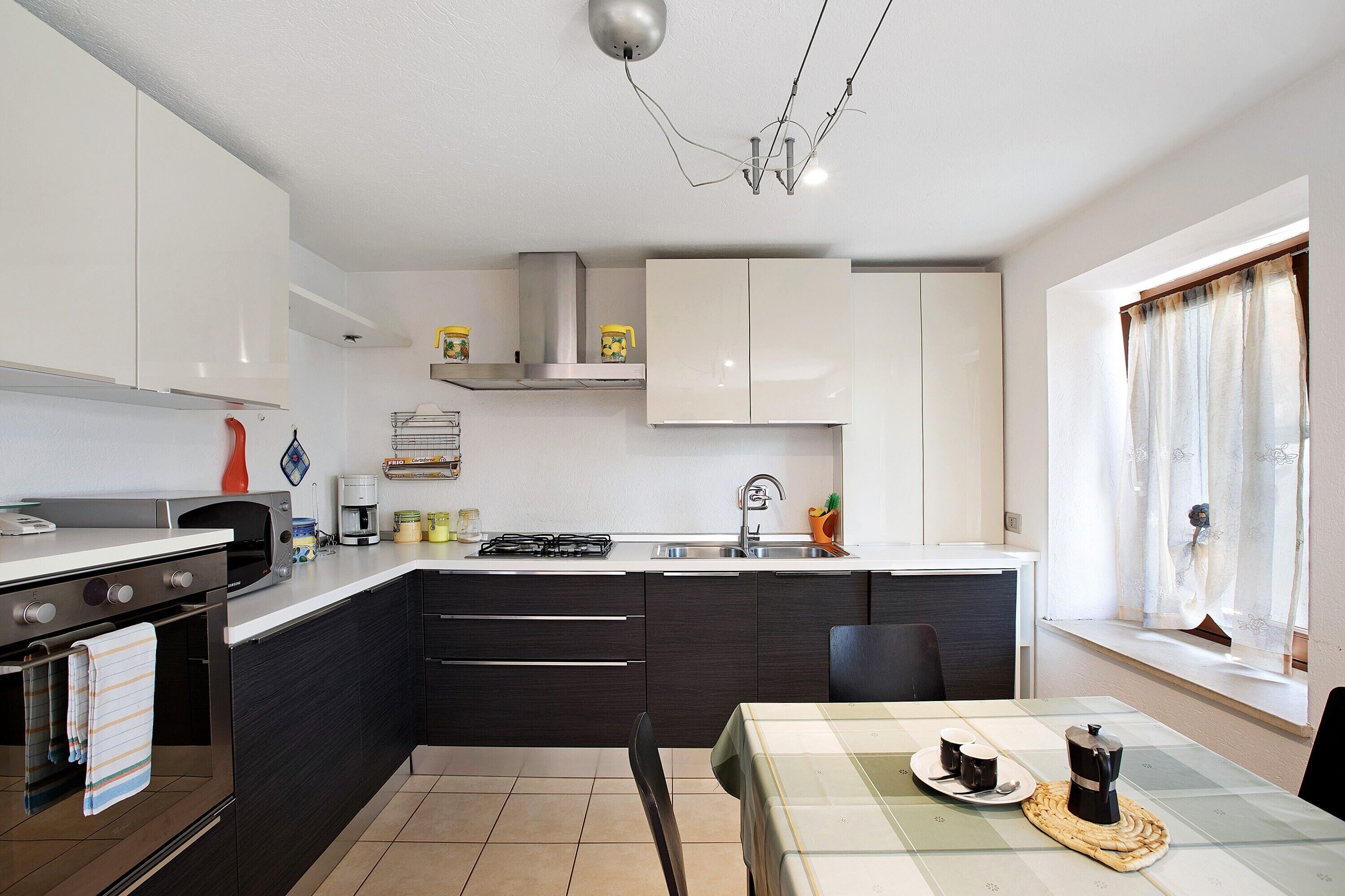 Frigorifero, microonde, forno, piano cottura
