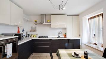 Frigorifero, microonde, forno, piano cottura