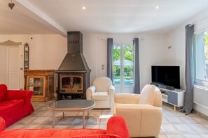 TV, fireplace - Villa 'Plein Coeur Du Luberon' with Private Pool, Private Terrace and Wi-Fi (Apt)