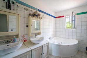 أحواض استحمام، مستلزمات مجانية للعناية الشخصية، مجففات شعر، مناشف