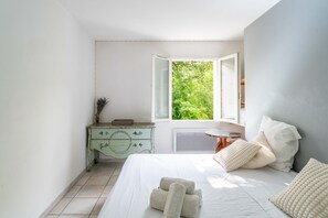 4 bedrooms, desk, iron/ironing board, free WiFi - Villa 'Plein Coeur Du Luberon' with Private Pool, Private Terrace and Wi-Fi (Apt)