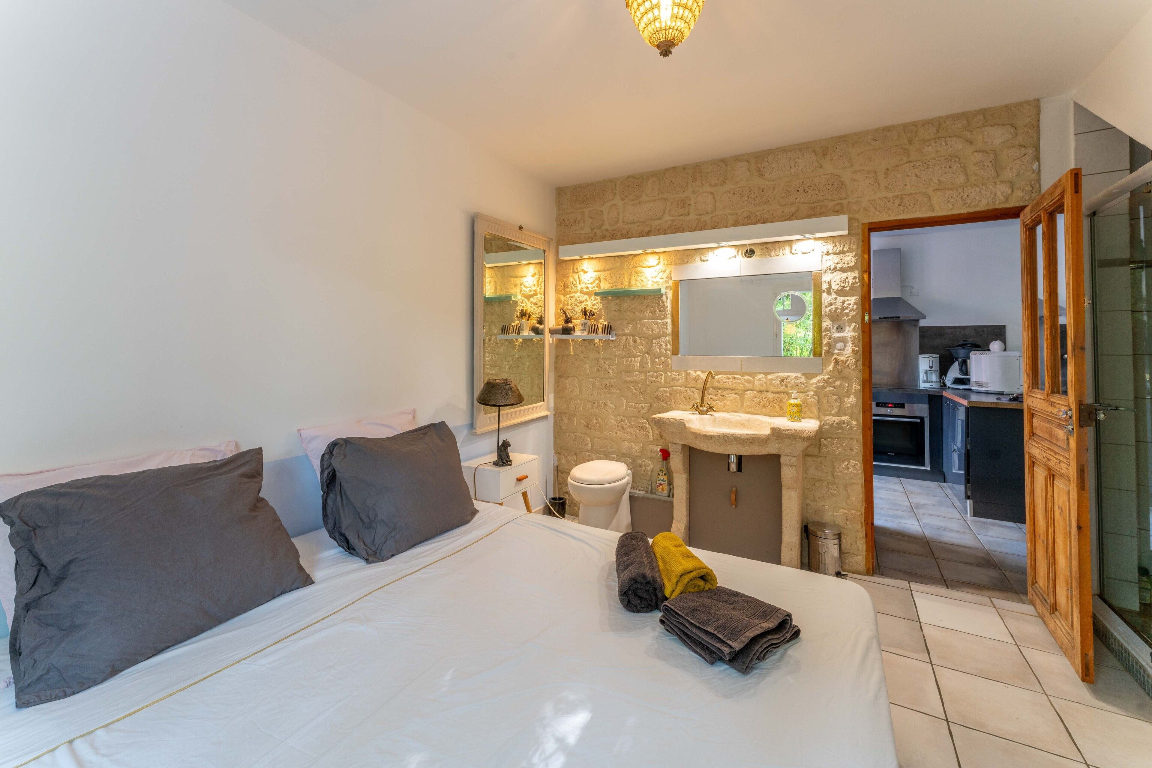 4 quartos, escrivaninha, ferros/tábuas de passar roupa