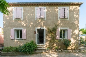 Exterior detail - Villa 'Plein Coeur Du Luberon' with Private Pool, Private Terrace and Wi-Fi (Apt)