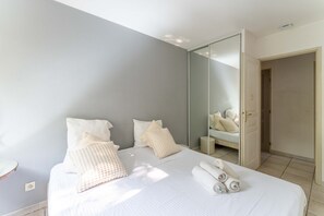 4 bedrooms, desk, iron/ironing board, free WiFi - Villa 'Plein Coeur Du Luberon' with Private Pool, Private Terrace and Wi-Fi (Apt)