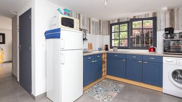 Frigorifero, microonde, forno, piano cottura