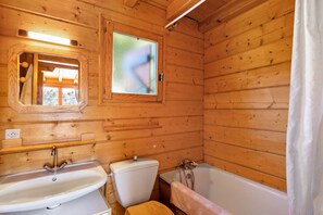 Bathtub, hair dryer, towels - Chalet "Maison De Bois Finlandaise" with 2 Private Terraces & Balcony (Bolquère)