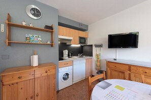 Een koelkast, een microgolfoven, een oven, een kookplaat