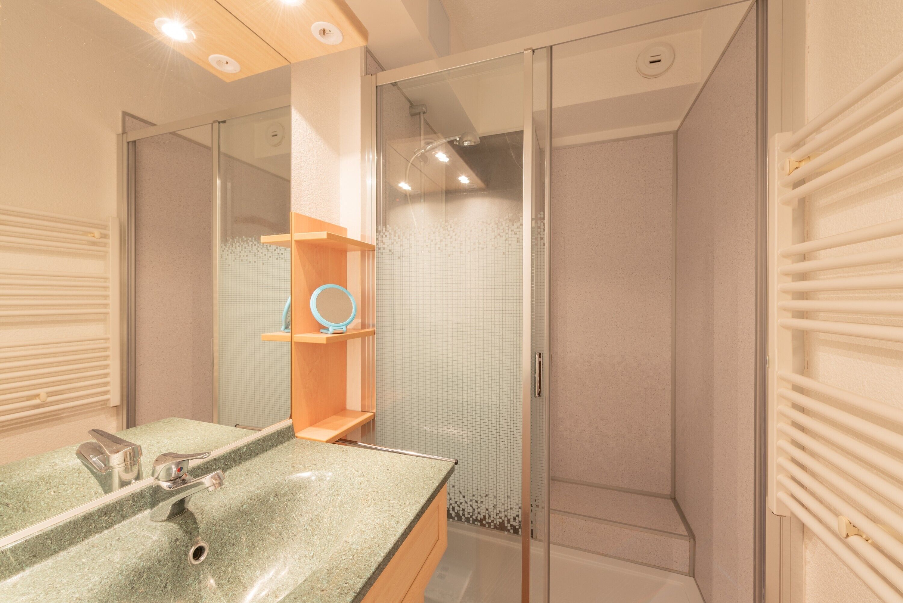 Een douche, gratis toiletartikelen, een haardroger