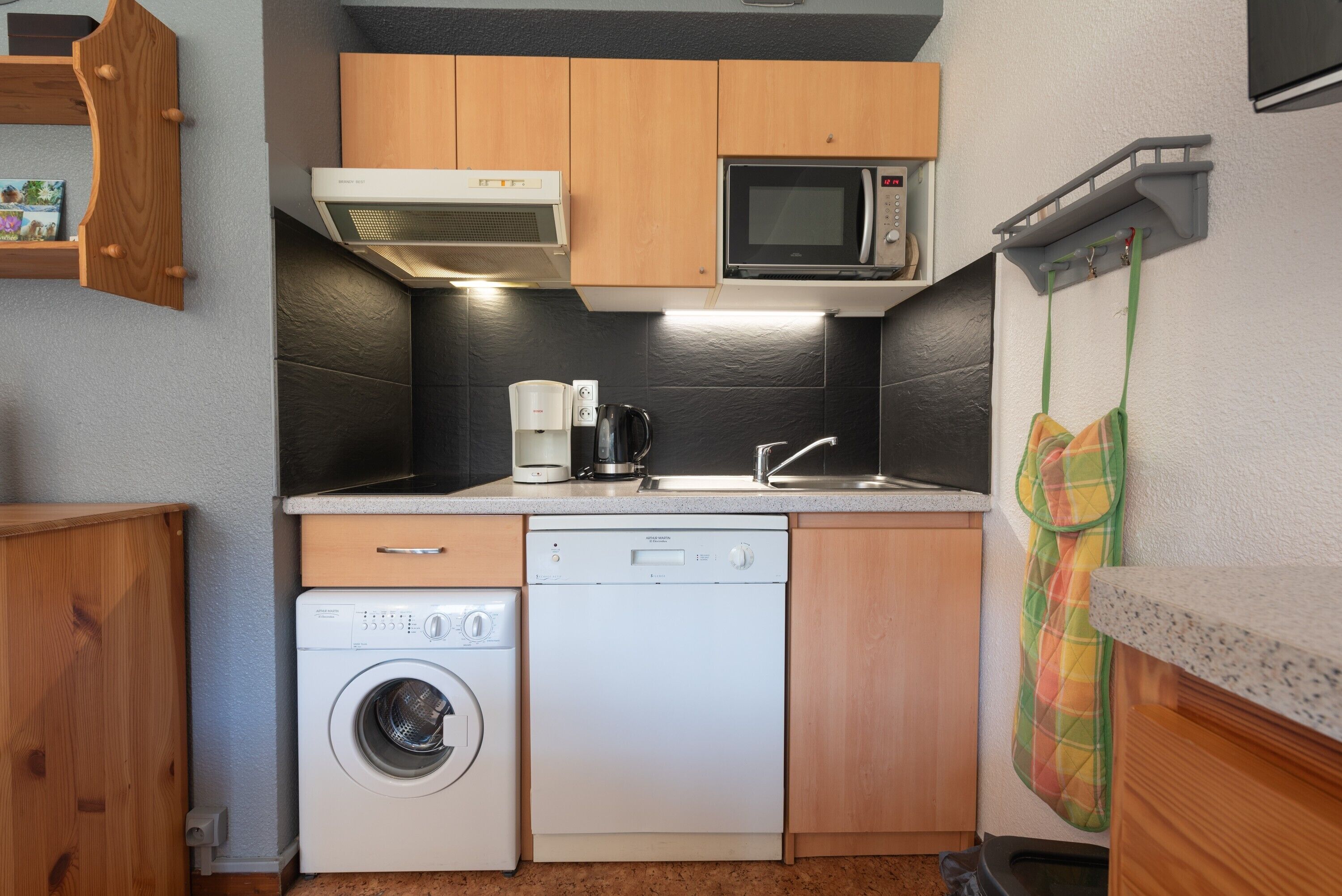 Een koelkast, een magnetron, een oven, een kookplaat