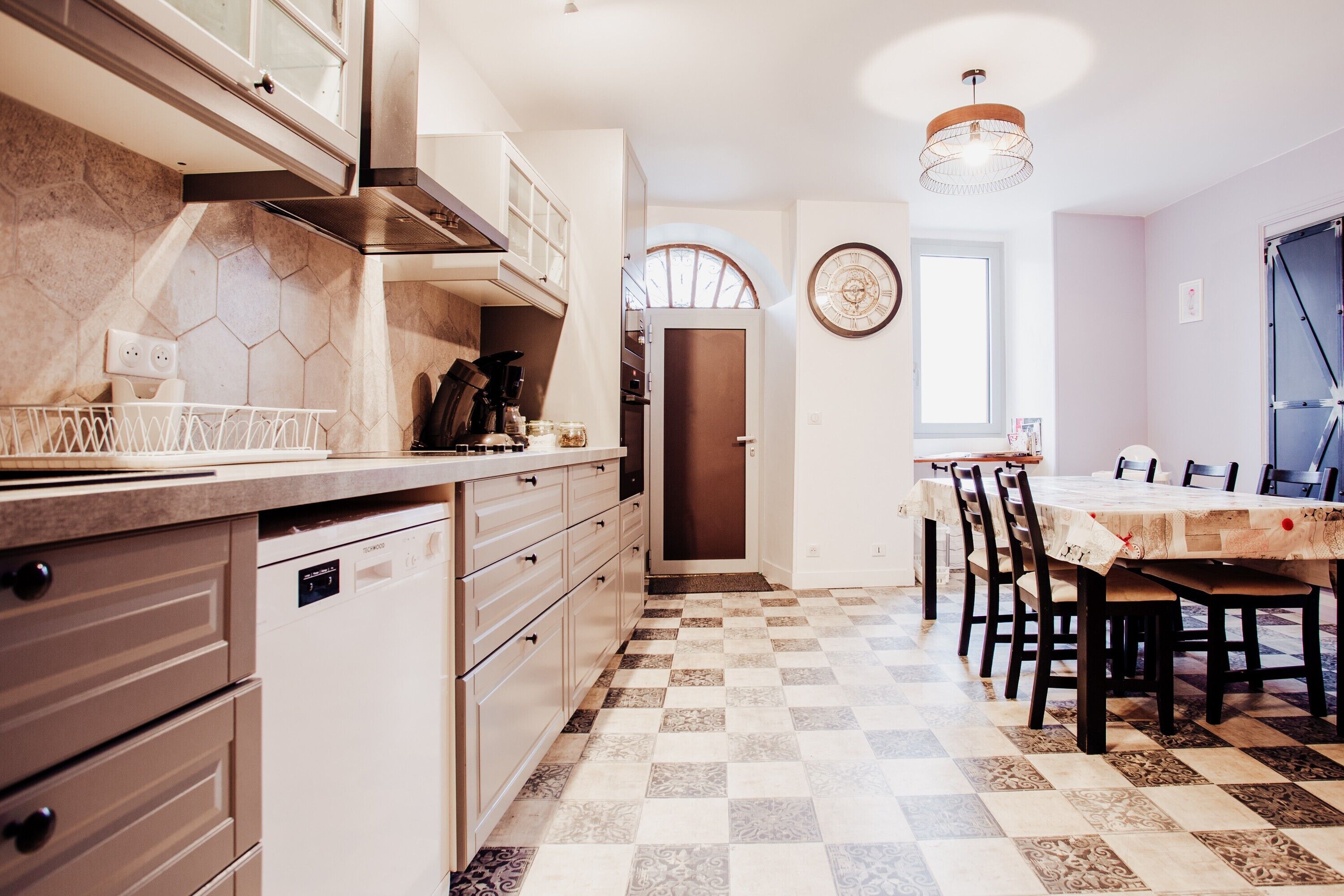 冷蔵庫、電子レンジ、オーブン、コンロ