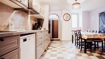 Køleskab, mikrobølgeovn, ovn, kogeplade