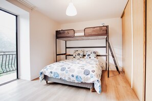 3 chambres, fer et planche à repasser