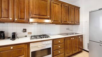 Fridge, stovetop, dishwasher, coffee/tea maker