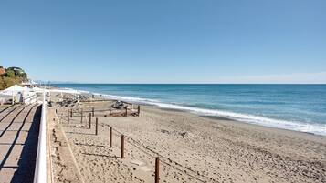 Una spiaggia nelle vicinanze