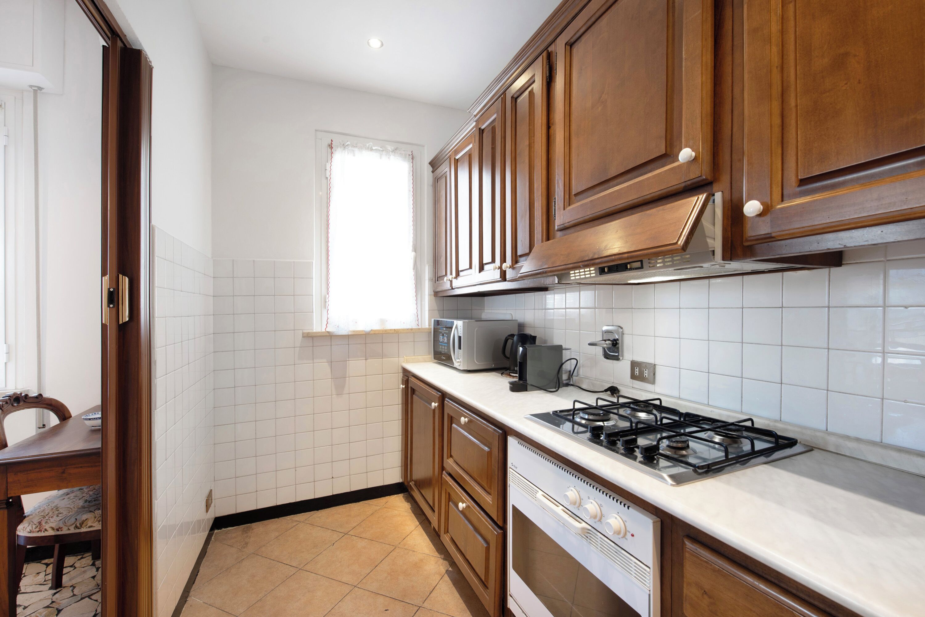 Réfrigérateur, plaque de cuisson, lave-vaisselle, cafetière/bouilloire