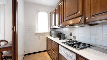 Geladeira, cooktop, lava-louças, cafeteira/chaleira