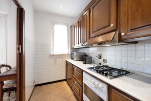 Kühlschrank, Herdplatte, Geschirrspüler