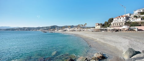 Una spiaggia nelle vicinanze