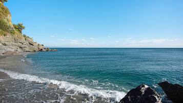 Una spiaggia nelle vicinanze