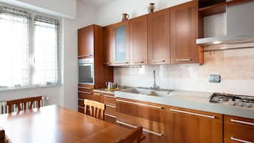 Fridge, oven, stovetop, dishwasher