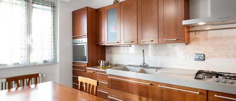 Fridge, oven, stovetop, dishwasher