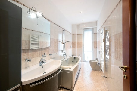 Douche, sèche-cheveux, serviettes fournies. Appartement 'Le Vele' avec vue sur la mer, jardin partagé et balcon