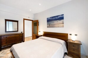 2 bedrooms, iron/ironing board, bed sheets - Apartment 'Le Vele' with Sea View, Shared Garden and Balcony (Albissola Marina)