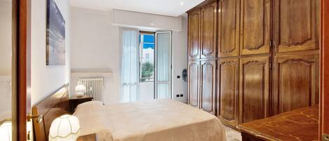 2 bedrooms, iron/ironing board, bed sheets