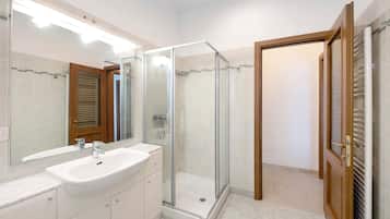 Een douche, een haardroger, handdoeken