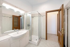 Een douche, een haardroger, handdoeken