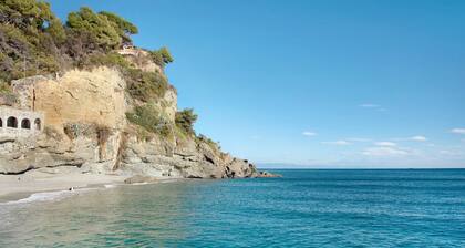 Apartment 'Il Porto' with Private Terrace, Private Garden and Wi-Fi