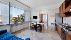 Una cocina moderna con comedor, ventanas amplias y vistas al exterior.