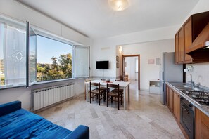 Fridge, stovetop, coffee/tea maker, electric kettle