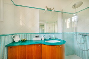 Bathtub, towels - Villa 'Provenzale Clos De Minerve' with Private Pool, Private Terrace, and Wi-Fi (Cap d'Antibes)