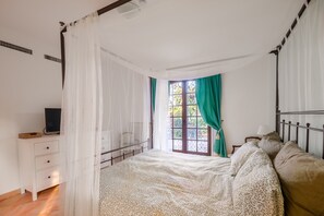 6 bedrooms, iron/ironing board, free WiFi, bed sheets - Villa 'Provenzale Clos De Minerve' with Private Pool, Private Terrace, and Wi-Fi (Cap d'Antibes)