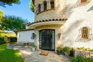 Exterior - Villa 'Provenzale Clos De Minerve' with Private Pool, Private Terrace, and Wi-Fi (Cap d'Antibes)