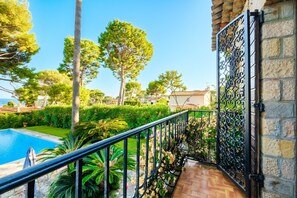 Property grounds - Villa 'Provenzale Clos De Minerve' with Private Pool, Private Terrace, and Wi-Fi (Cap d'Antibes)