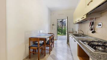 Réfrigérateur, plaque de cuisson, bouilloire électrique