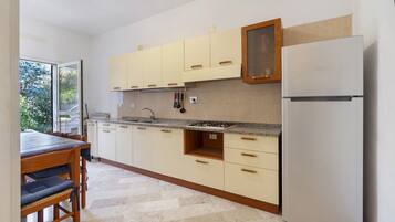Fridge, stovetop, electric kettle, cookware/dishes/utensils