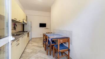 Réfrigérateur, plaque de cuisson, bouilloire électrique