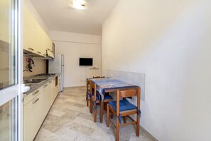 Fridge, stovetop, electric kettle, cookware/dishes/utensils